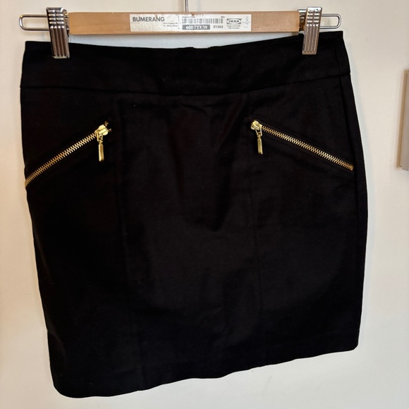 Black skirt with gold zippers - Picture 1 of 3
